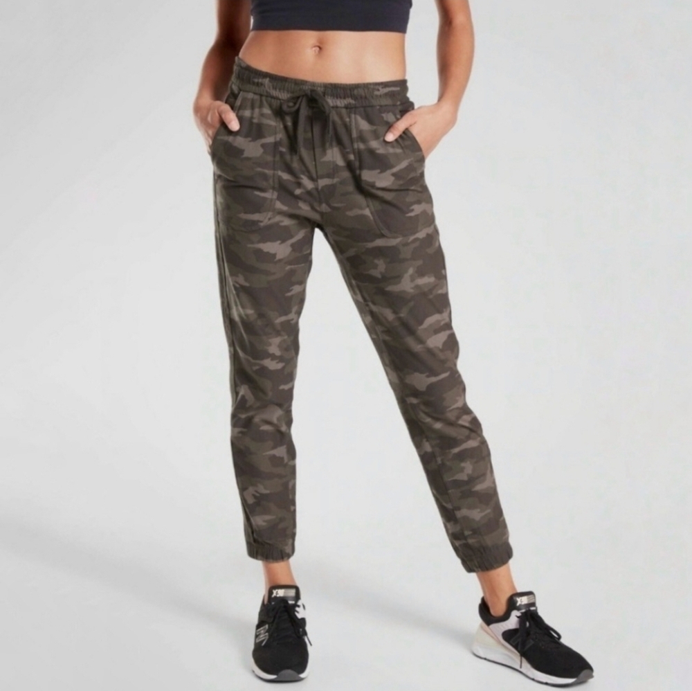 Athleta Farallon Camo Joggers Pants, Size‎ 4
